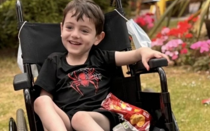 Mẹ phát hiện căn bệnh đáng sợ của con trai nhờ quan sát dáng ...