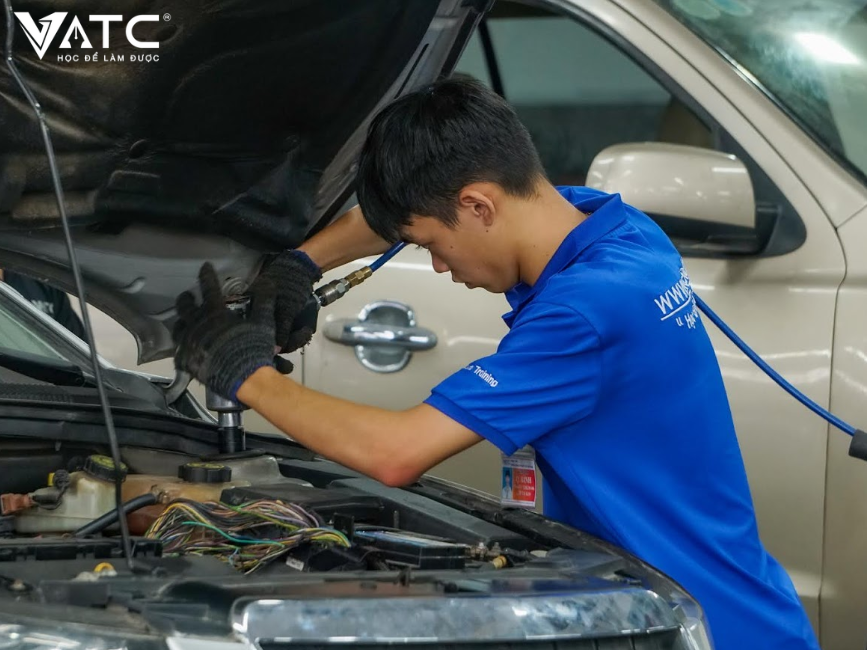 Học nghề sửa chữa ô tô - Một quyết định đầu tư bài bản cho tương lai