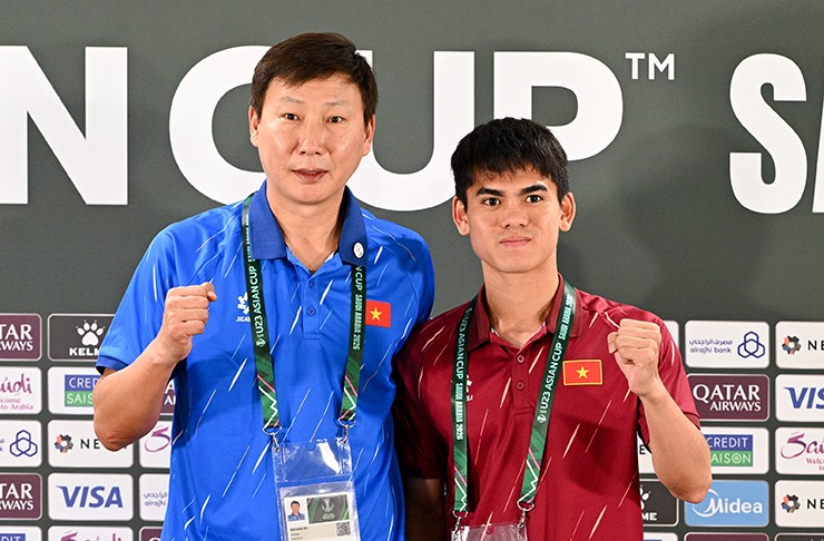 Văn Khang cùng HLV Kim Sang Sik dự họp báo chiều ngày 15/1.