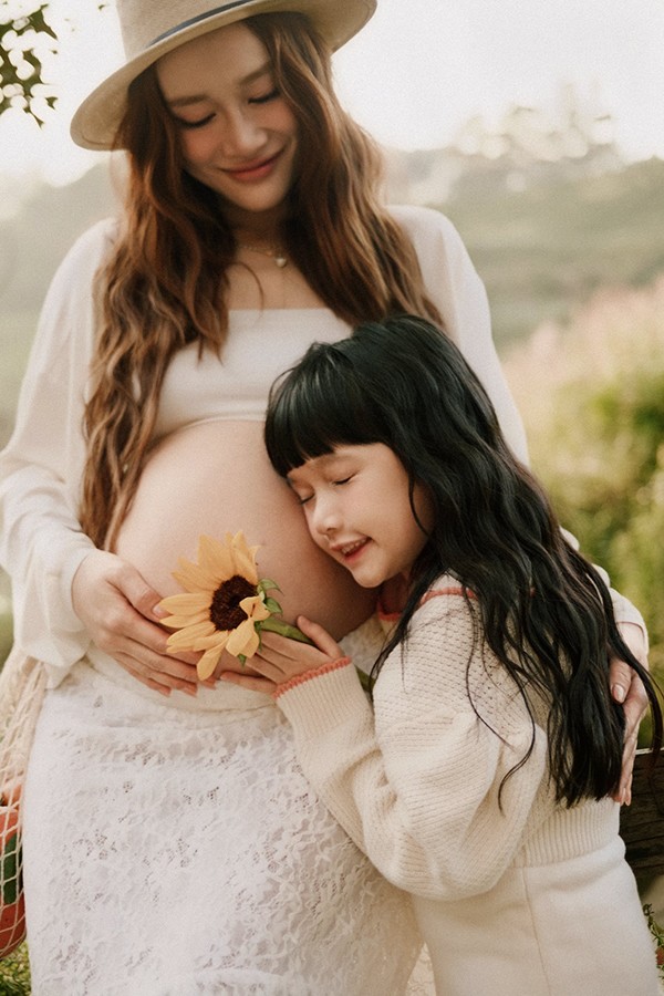 Nhã Phương ở những tháng cuối của thai kỳ đã có khoảng thời gian thảnh thơi và bình yên. Ở lần mang bầu thứ 3, nữ diễn viên sinh năm 1990 giữ được tinh thần lẫn sắc vóc tốt.