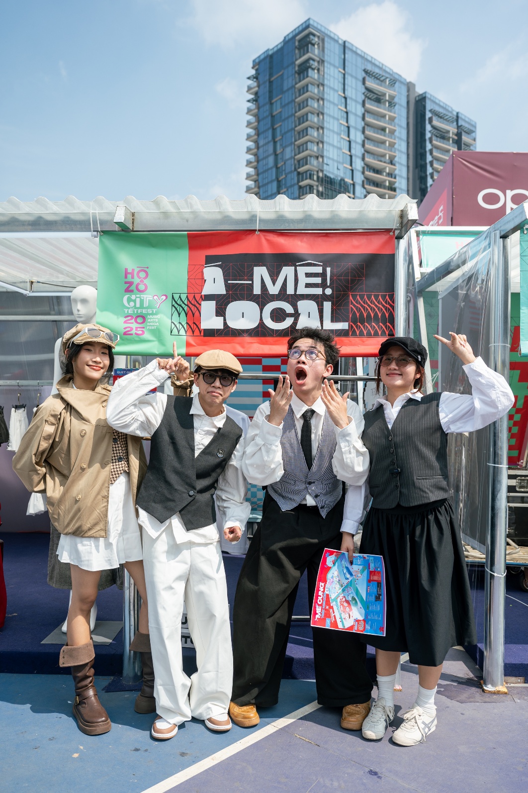 Nhiều bạn trẻ và gia đình “đổ bộ” công viên bờ sông Sài Gòn, sẵn sàng “cháy” cùng lễ hội trong đêm countdown.