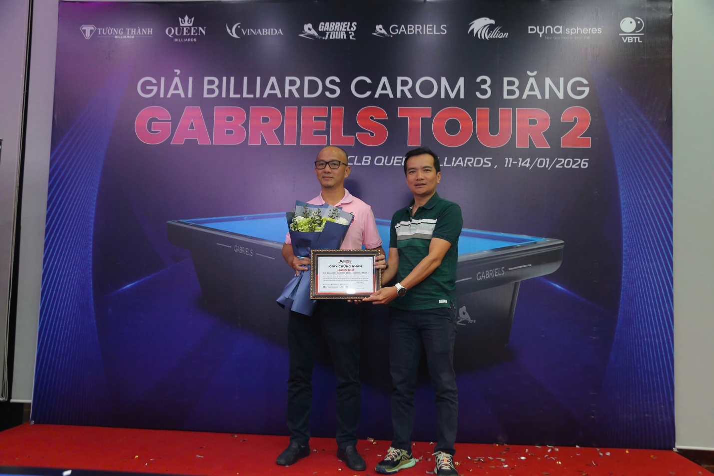 Á quân - Đỗ Nguyễn Trung Hậu (Tony Fruit) nhận hoa và chứng nhận giải từ đại diện BTC và nhà tài trợ.