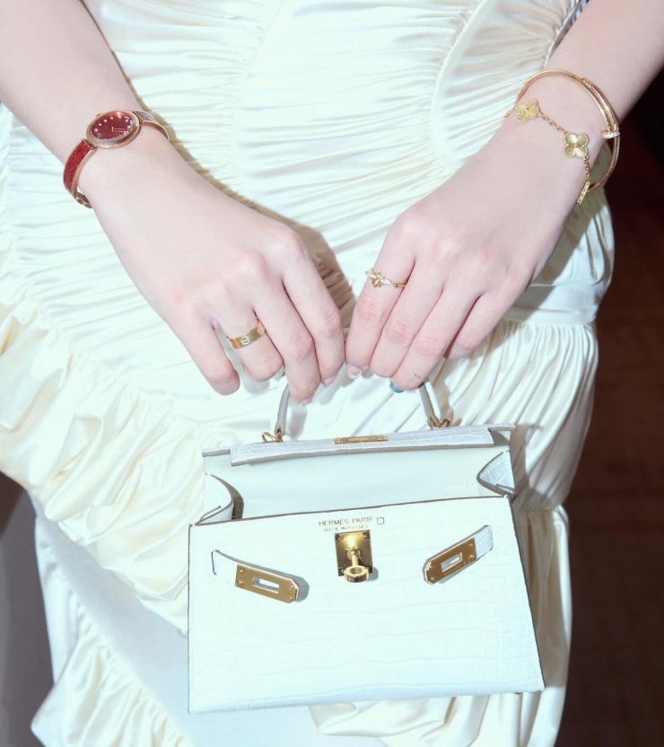 Kiều Loan tạo điểm nhấn với loạt phụ kiện đắt giá. Hơn một năm qua, cô thường xuyên xuất hiện trong vai trò khách VIP của các thương hiệu thời trang cao cấp như Bvlgari, Gucci, Dolce &amp; Gabbana, Louis Vuitton...