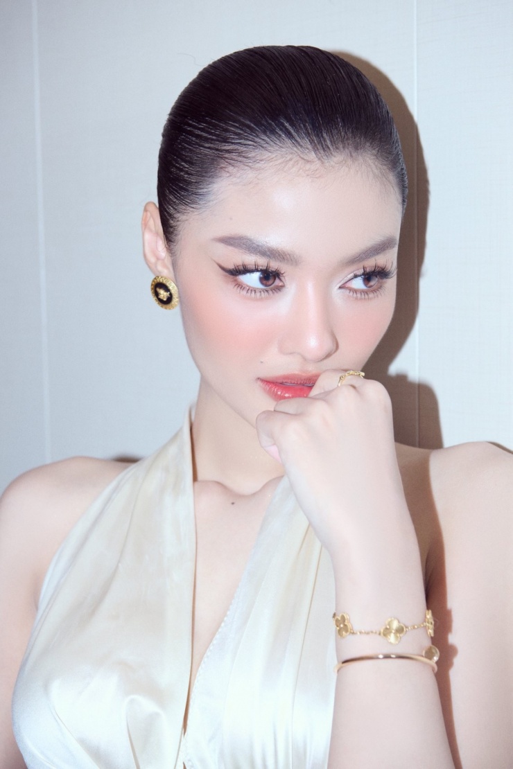 Á hậu cho biết cô có sở thích sưu tầm phụ kiện hàng hiệu, thường mua sắm trong thời gian rảnh như một cách thư giãn sau những giờ làm việc, học tập căng thẳng.