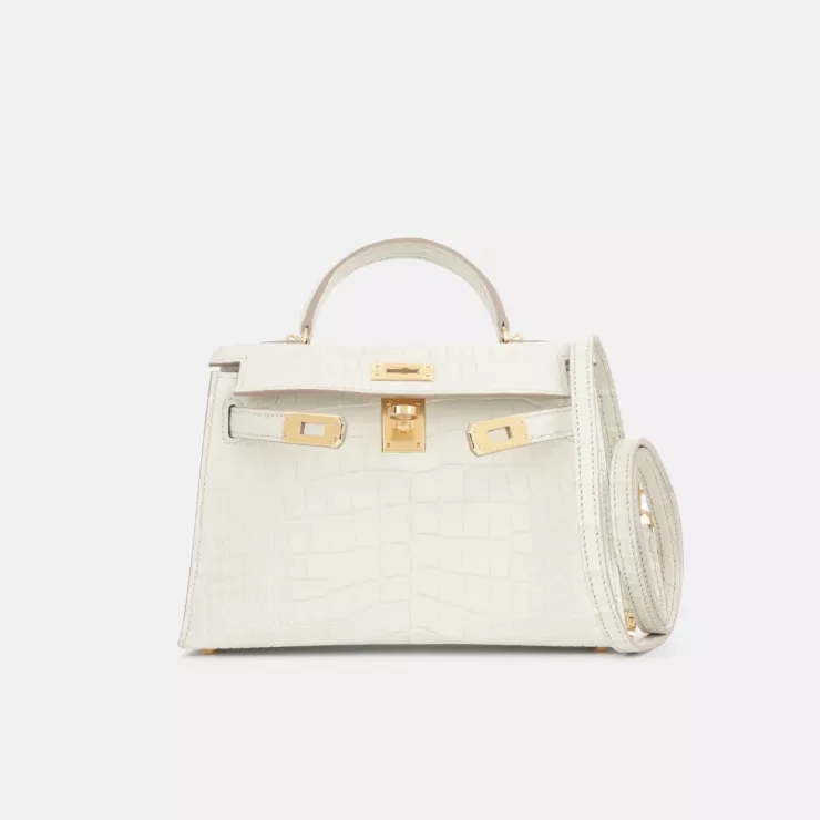 Người đẹp xách túi Mini Hermès Kelly Beton Matte Alligator, làm từ da cá sấu, khóa mạ vàng chế tác thủ công. Mẫu túi không bán đại trà mà chỉ dành cho khách VIP, hiện được chuyên trang luxury - Bagista chào giá khoảng 2,2 tỷ đồng.