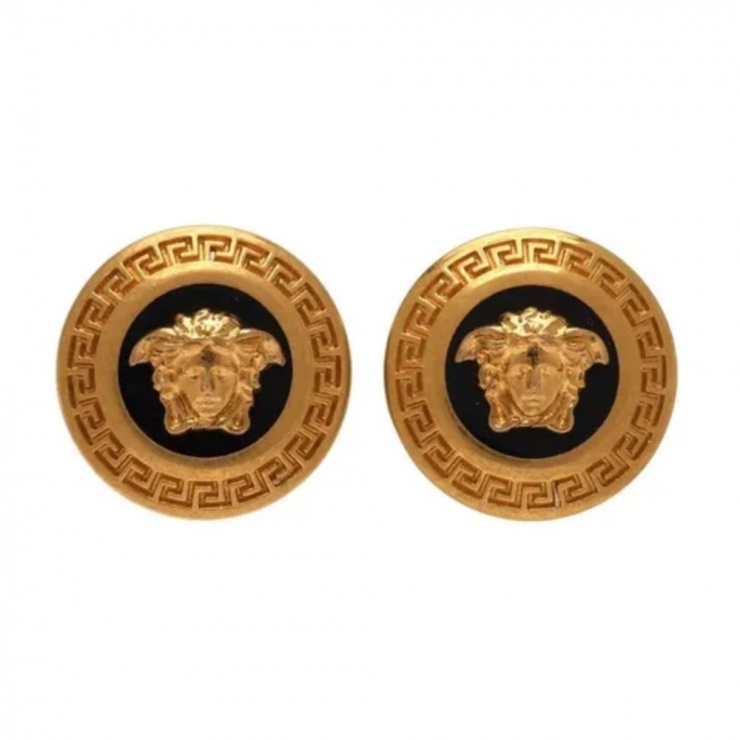 Kiều Loan hoàn thiện tổng thể với hoa tai Versace Bronze Small Medusa bằng kim loại, giá hơn 10 triệu đồng, kết hợp nhẫn mạ vàng hình chú ong đính pha lê của Dior.