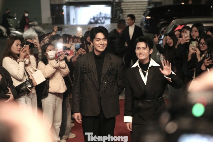 Đỗ Nhật Hoàng và Đình Khang được người hâm mộ săn đón.