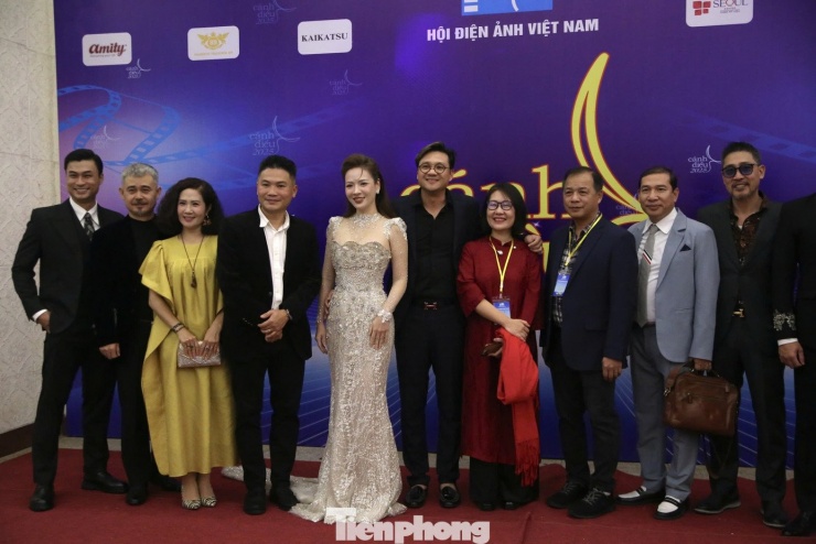 Đạo diễn Khải Anh và vợ - biên tập viên Đan Lê cùng NSƯT Quang Thắng và dàn diễn viên phim truyền hình.