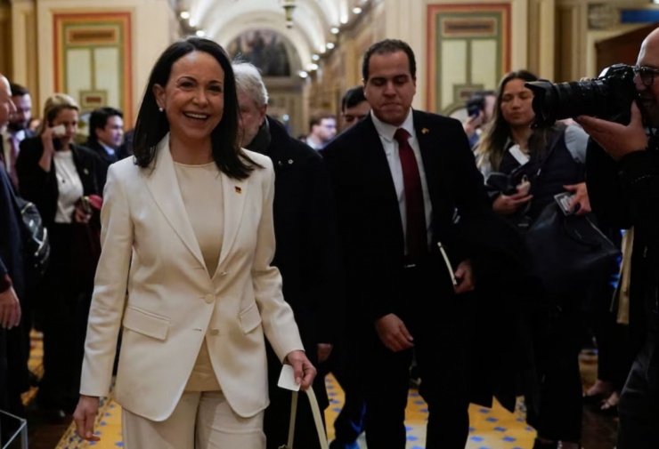 Lãnh đạo phe đối lập Venezuela Maria Corina Machado (áo trắng) đến Điện Capitol Mỹ để gặp các thượng nghị sĩ Mỹ sau cuộc gặp với Tổng thống Trump tại Nhà Trắng hôm 15/1/2026. Ảnh: Reuters