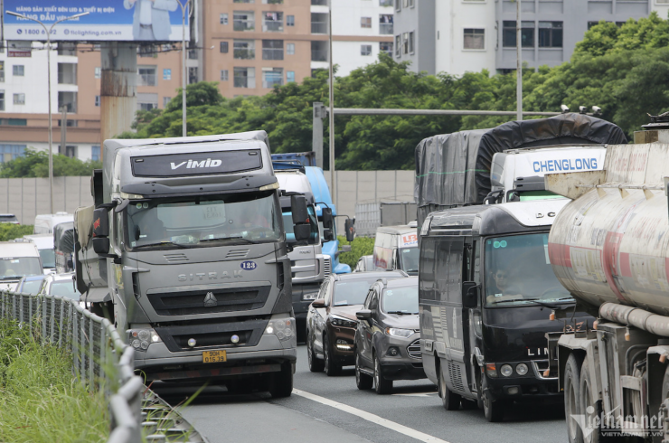 Từ ngày 15/1, Hà Nội cấm xe tải từ 2 tấn hoạt động trong nội đô vào ban ngày. Ảnh: Đình Hiếu.&nbsp;