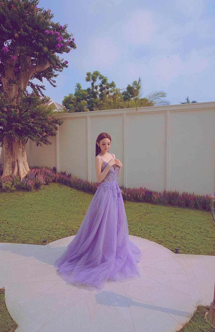 Sân vườn rộng rãi, thoáng mát bên trong căn biệt thự.