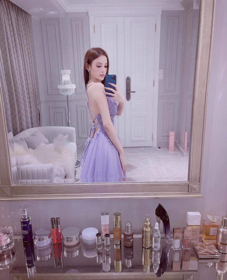 Thông qua bức ảnh selfie, có thể thấy phòng của Huyền Baby theo style nhẹ nhàng mà quý phái. Trên bàn trang điểm, cô đặt các món mỹ phẩm dưỡng da, nước hoa thường dùng. Chiếc gương lớn là "must-have" item vì vừa trang trí phòng, vừa giúp "sống ảo" thuận tiện hơn.