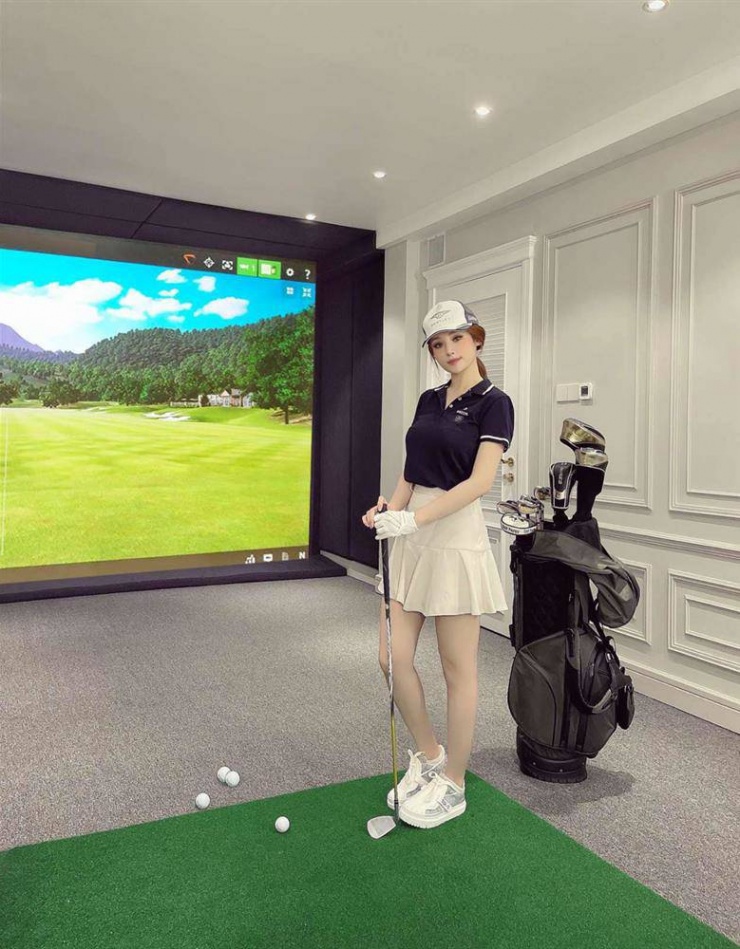 Trong nhà cô còn có góc tập golf.