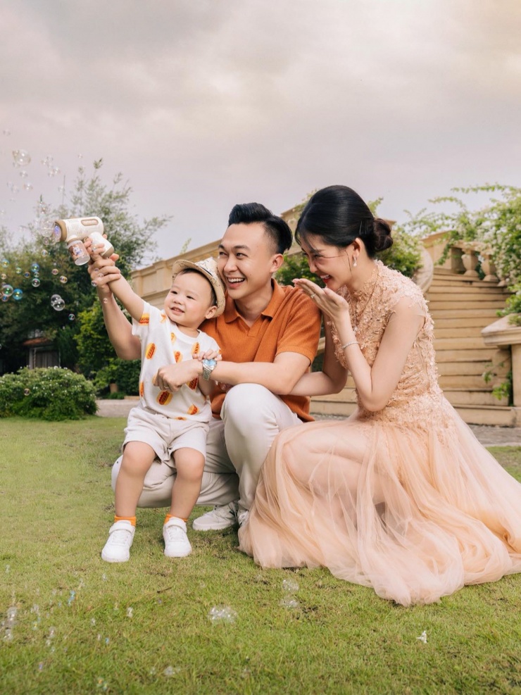 Ảnh sao 16/1: Hai con Cường Đôla diện áo thun chục triệu đồng - 1