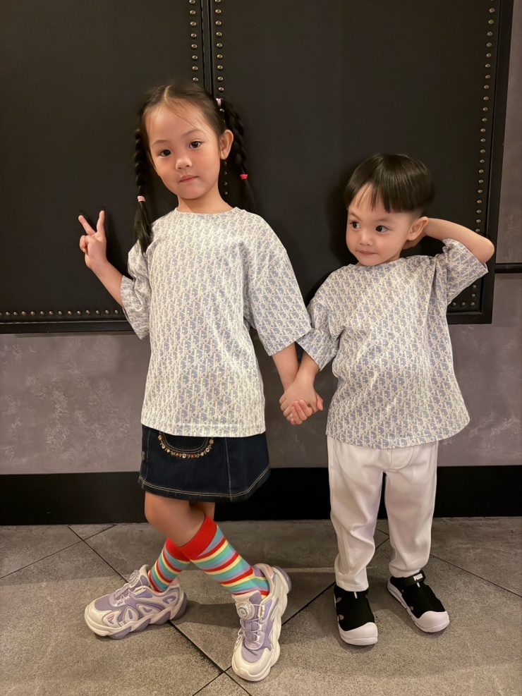 Ảnh sao 16/1: Hai con Cường Đôla diện áo thun chục triệu đồng - 2