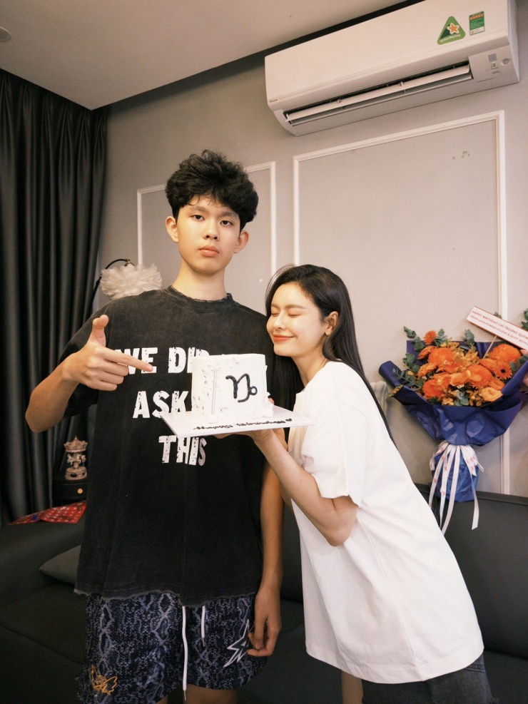 Ảnh sao 16/1: Hai con Cường Đôla diện áo thun chục triệu đồng - 4