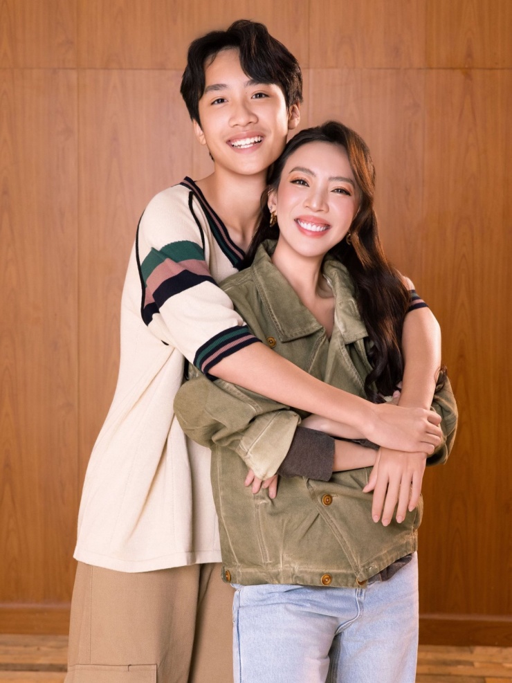 Ảnh sao 16/1: Hai con Cường Đôla diện áo thun chục triệu đồng - 5