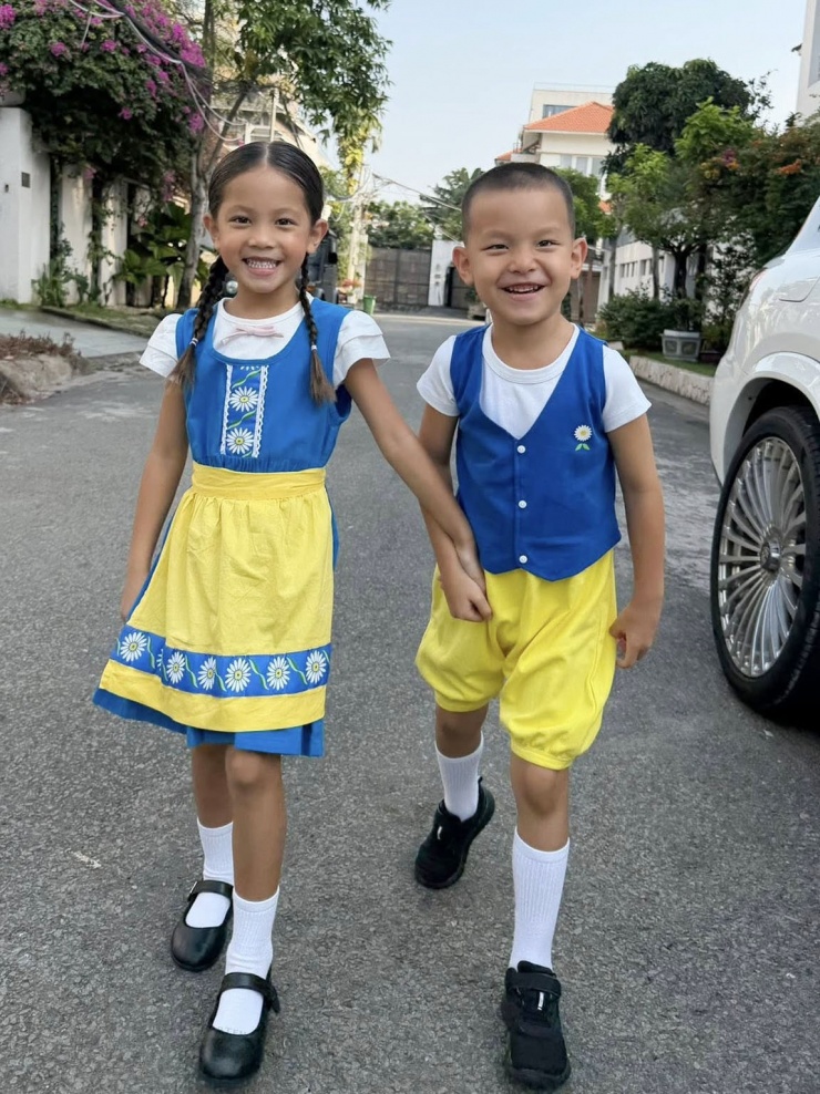 Ảnh sao 16/1: Hai con Cường Đôla diện áo thun chục triệu đồng - 7