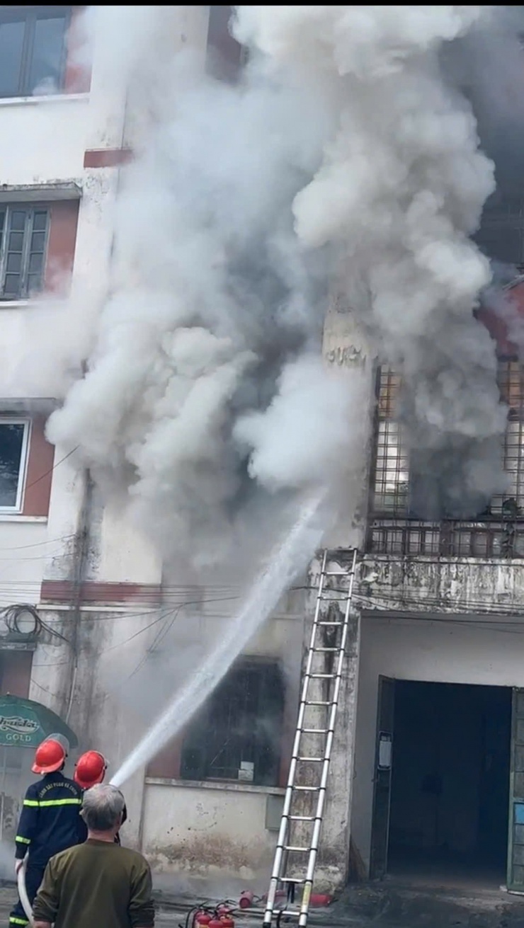 Lực lượng chức năng nỗ lực dập lửa. Ảnh: Cắt từ clip