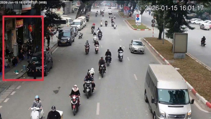 Quán trà đá bày bán trên vỉa hè bị xử lý. Ảnh: CACC.