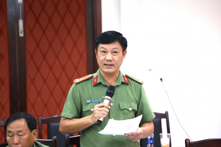 Thượng tá Quảng Quốc Huy - Phó Trưởng phòng Tham mưu Công an tỉnh An Giang thông tin tại họp báo. Ảnh: Nhật Huy.