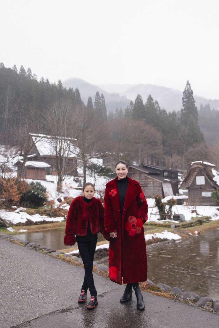 Mới đây, Hoa hậu Hà Kiều Anh gây chú ý khi chia sẻ hình ảnh cùng con gái Viann 10 tuổi trong chuyến du lịch nước ngoài. Hai mẹ con ton sur ton trang phục đỏ giữa trời tuyết trắng.