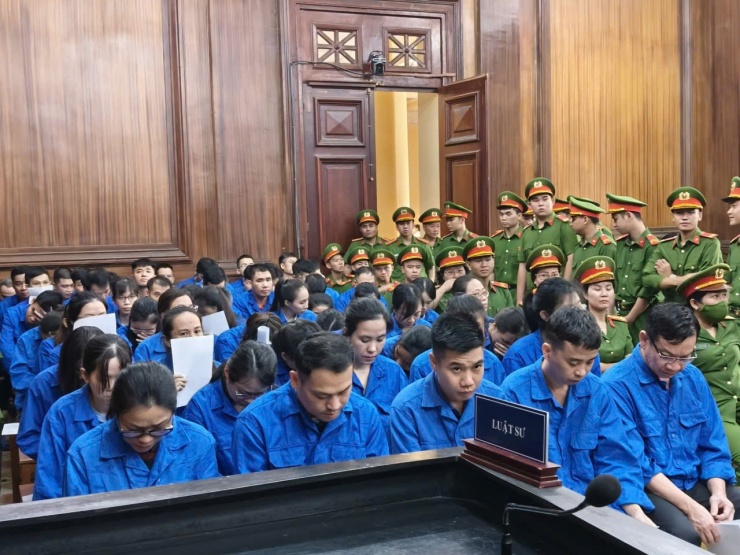 Các bị cáo tại phiên tòa sáng nay 16/1.