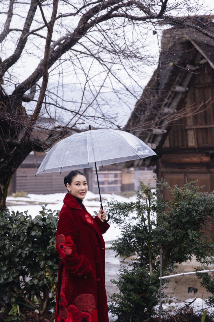 Hà Kiều Anh có hôn nhân viên mãn bên chồng doanh nhân và ba con. Hiện tại người đẹp sống trong một biệt thự tại quận 2 (cũ), TP.HCM. Người đẹp sinh năm 1976 từng tiết lộ cô rất chú trọng đầu tư vào việc học cho các con nên không ngần ngại chi số tiền lớn mỗi năm. Hiện tại cô cùng ông xã điều hành hệ sinh thái nhà hàng - khách sạn khá lớn tại TP.HCM.