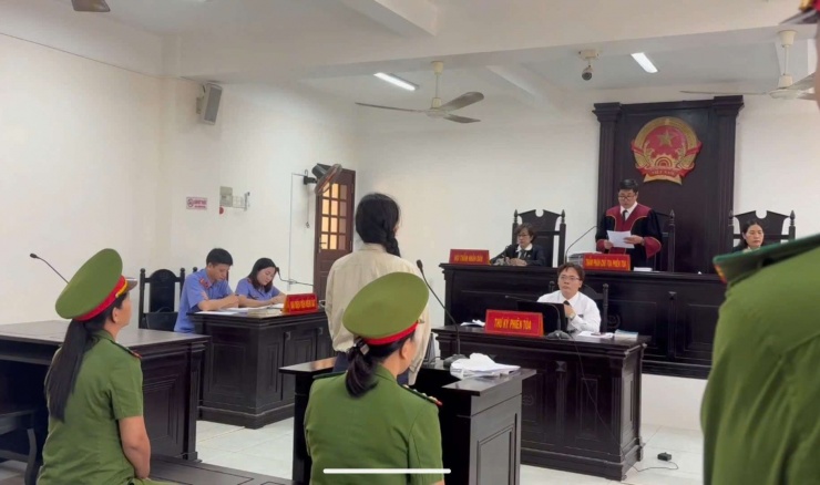 Bị cáo Đinh Thị Lan lãnh 1 năm 9 tháng tù. Ảnh: CH