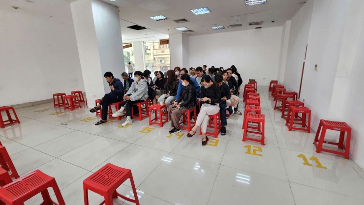 Bảo Tín Minh Châu bố trí một phòng rộng bên cạnh cửa hàng để khách mua ngồi xếp hàng.&nbsp;Ảnh: Thái Nguyễn