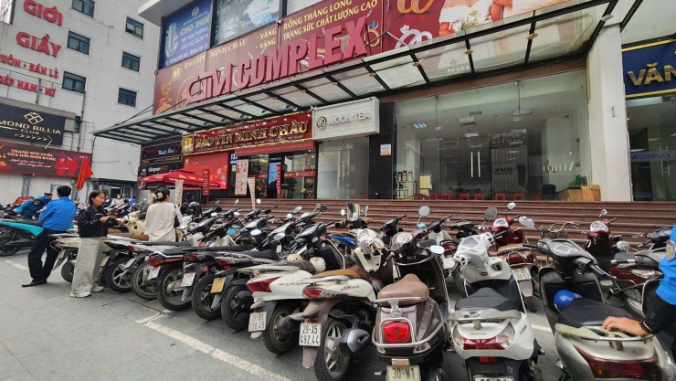 Chỗ để xe tại cửa hàng luôn trong tình trạng kín chỗ trong ngày 16/1. Ảnh: Thái Nguyễn