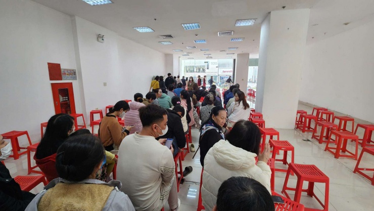 Khách mua vàng tiếp tục tăng mạnh trong ngày giá vàng bất động.&nbsp;Ảnh: Thái Nguyễn