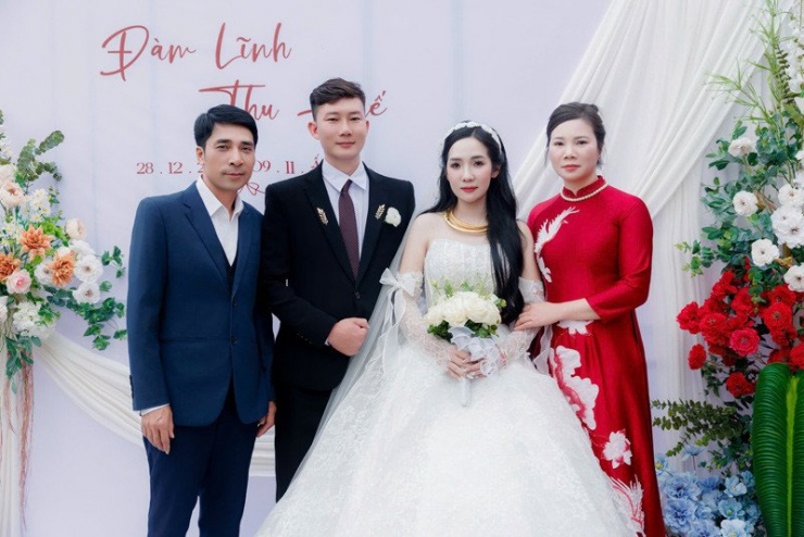 Huế và chồng mới bên bố mẹ chồng cũ trong ngày cưới&nbsp;