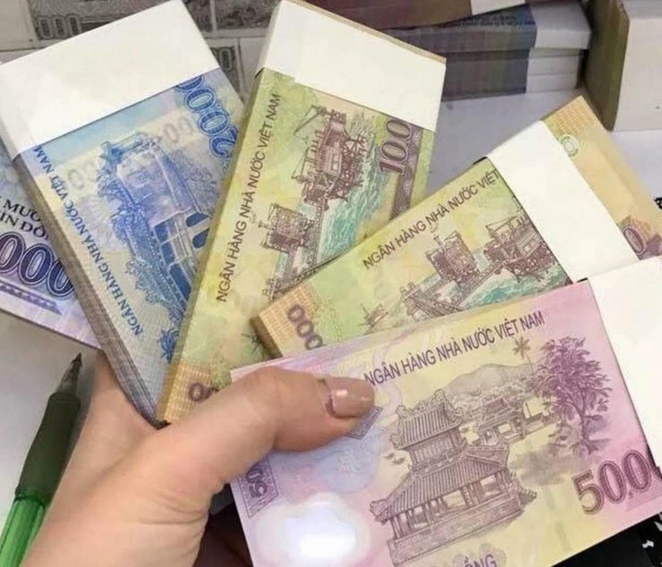 Nhiều người công khai mua bán, đổi tiền lẻ lì xì Tết. Ảnh minh họa: VOV.