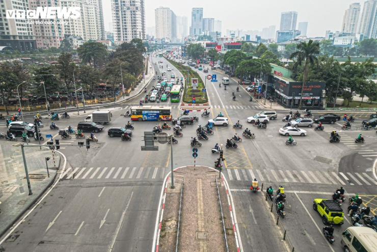 Nút giao Lê Văn Lương - Hoàng Minh Giám - Nguyễn Tuân (phường Thanh Xuân) là điểm giao cắt của nhiều trục đường lớn, giữ vai trò kết nối khu vực phía Tây với trung tâm TP Hà Nội. Lưu lượng ô tô, xe máy qua khu vực này luôn ở mức cao, đặc biệt trong các khung giờ cao điểm.