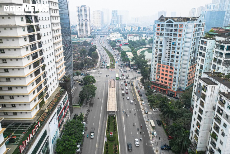 Tuyến Lê Văn Lương là trục dẫn vào trung tâm thành phố, mật độ phương tiện lớn trong khi mặt cắt đường bị thu hẹp do bố trí làn riêng cho xe buýt nhanh BRT, dẫn đến tình trạng ùn ứ kéo dài tại khu vực ngã tư.