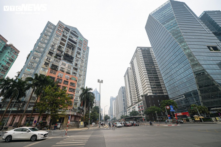 Sau gần một tháng thi công, ghi nhận của PV Báo Điện tử VTC News ngày 15/1/2026, đường Lê Văn Lương, đoạn từ hầm chui Lê Văn Lương - Khuất Duy Tiến hướng vào trung tâm TP Hà Nội, đã được điều chỉnh mặt cắt.