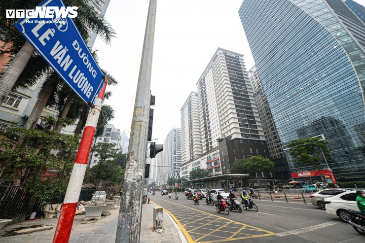 Sau gần 1 tháng xén vỉa hè, 'điểm đen' ùn tắc Lê Văn Lương thay đổi ra sao? - 6