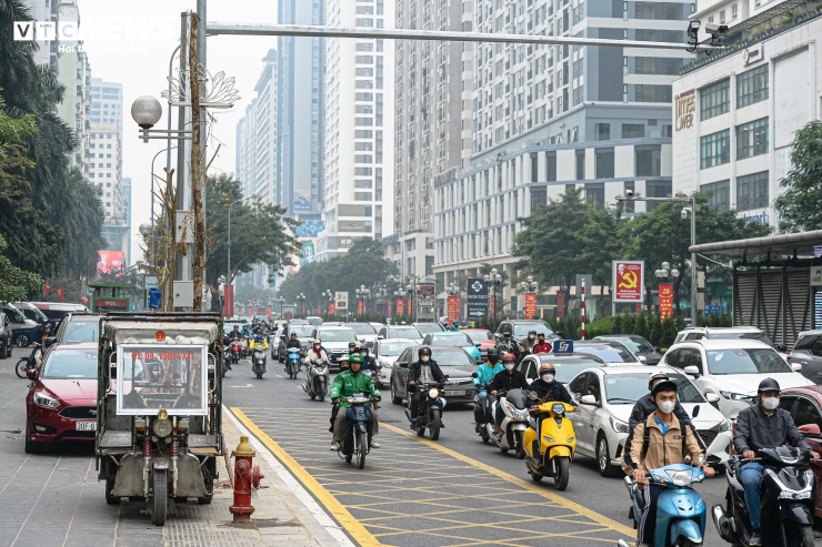 Theo chia sẻ của người dân sinh sống quanh khu vực này, việc tổ chức làn rẽ phải này giúp giảm đáng kể xung đột giao thông tại khu vực ngã tư, hạn chế tình trạng phương tiện dồn ứ kéo dài vào giờ cao điểm. “Trước đây, mỗi lần rẽ từ Lê Văn Lương sang Nguyễn Tuân thường phải chờ rất lâu, nhất là buổi chiều. Từ khi có làn rẽ phải liên tục, xe lưu thông nhanh hơn, ít bị ùn lại ở ngã tư”, anh Trần Văn Minh (người dân sinh sống gần khu vực đường Hoàng Minh Giám) cho biết.