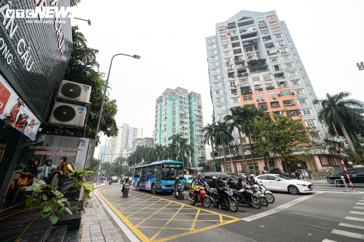 Không chỉ tuyến Lê Văn Lương, đoạn đầu phố Hoàng Minh Giám giao với trục đường này cũng được mở rộng thêm làn xe sau khi thực hiện xén vỉa hè.