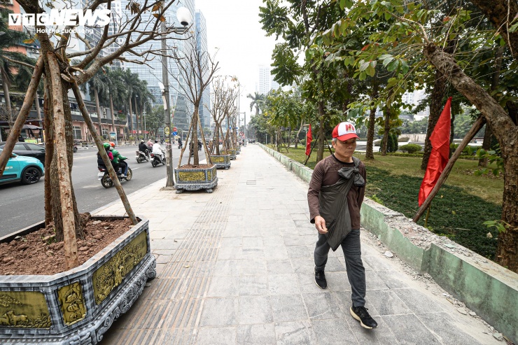 "Vỉa hè có đoạn bị chiếm khá nhiều bởi chậu cây, người đi bộ phải né ra lòng đường. Nếu sắp xếp lại gọn hơn thì sẽ thuận tiện hơn", anh Đức Hạnh (ở phường Thanh Xuân) nói.