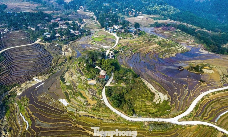 Từ trên cao nhìn xuống, những ngôi nhà sàn đơn sơ nằm nép mình bên những triền ruộng bậc thang khiến Pù Luông trở nên yên bình.