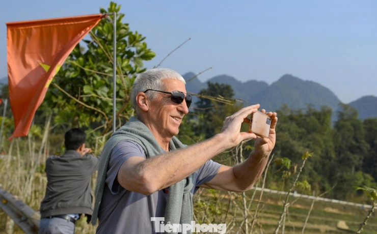 Chính vẻ đẹp độc đáo ấy đã khiến mùa nước đổ trở thành thời điểm lý tưởng thu hút đông đảo du khách và nhiếp ảnh gia tìm đến Pù Luông tham quan, trải nghiệm và ghi lại những khoảnh khắc ấn tượng. Du khách không chỉ được ngắm cảnh, mà còn có dịp hòa mình vào nhịp sống chậm rãi, mộc mạc của đồng bào dân tộc nơi đây, cảm nhận sự bình yên hiếm có giữa thiên nhiên hoang sơ.