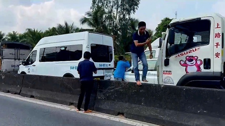 5 ô tô đâm liên hoàn trên Quốc lộ 1A - 2