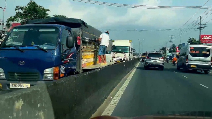 Vụ tai nạn khiến nhiều xe gặp khó khăn lưu thông trên đường.