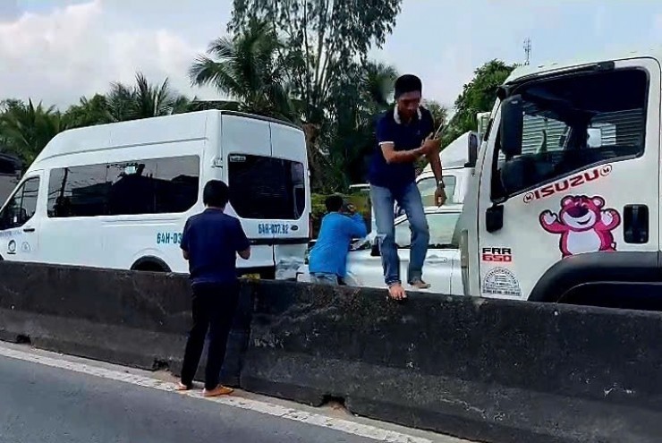 5 ô tô đâm liên hoàn trên Quốc lộ 1A