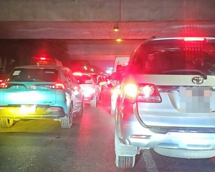 Nhiều người cho biết, đến tối giao thông vẫn ùn dài theo hướng vào trung tâm thành phố.