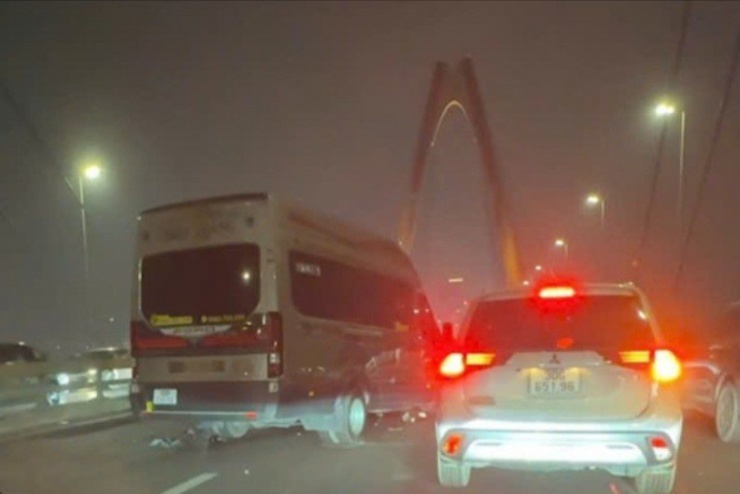 Một tài xế cho biết, đến hơn 18h xe ô tô 16 chỗ vẫn chưa được di chuyển khỏi hiện trường.