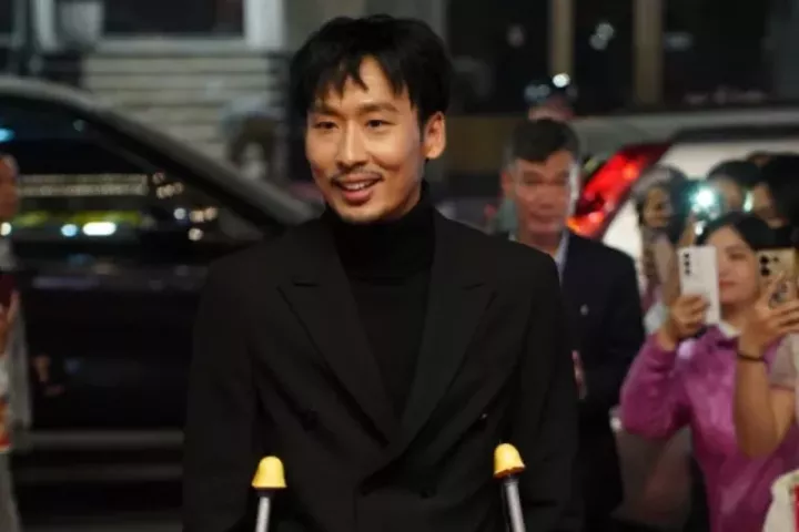 Tuấn Trần chống nạng tới lễ trao giải Cánh diều