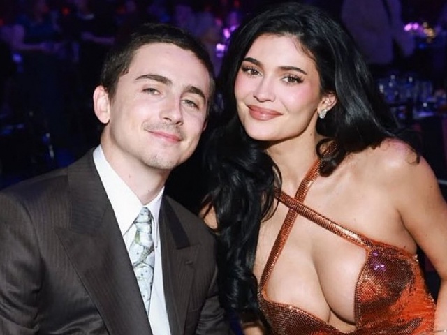 Timothée Chalamet và Kylie Jenner 'sống cùng như vợ chồng'